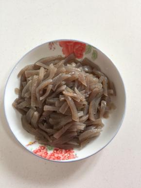 超市买的新鲜的魔芋清洗一下，切成条状备用。（也可以直接买那种魔芋皮或者魔芋丝。）