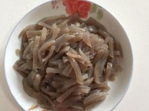 超市买的新鲜的魔芋清洗一下，切成条状备用。（也可以直接买那种魔芋皮或者魔芋丝。）