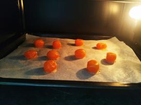 咸蛋黄提前一天用玉米油泡着。第二天刷上白酒180度，烤8-10分钟左右。