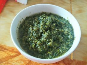 准备新鲜的鼠曲草。放入锅里稍微烫下，捞起来剁碎，