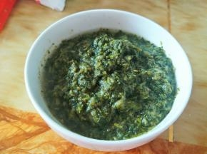 准备新鲜的鼠曲草。放入锅里稍微烫下，捞起来剁碎，