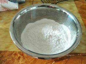 300糯米粉+100粘米粉+100澄粉放盆子。搅拌均匀