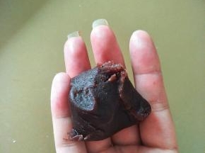 拿出一小团红豆沙