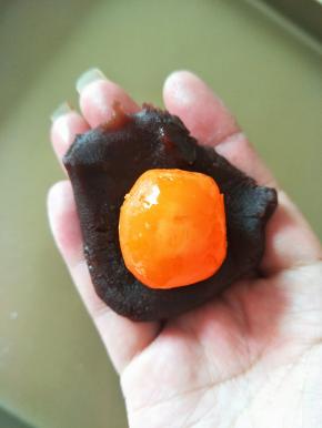 按扁放入一颗咸蛋黄