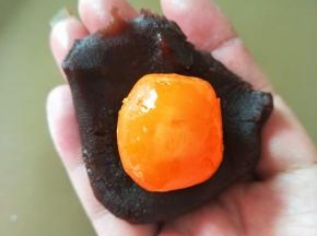 按扁放入一颗咸蛋黄