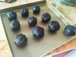 包咸蛋黄全部给包裹起来。弄成小团团