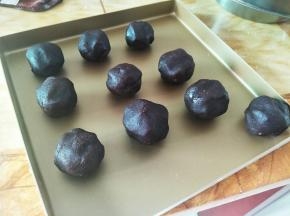 包咸蛋黄全部给包裹起来。弄成小团团