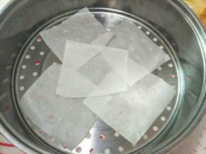 蒸笼放上剪好的油纸