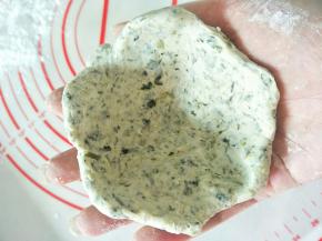 拿出一小团鼠曲草粿皮按扁