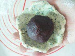 放入包了咸蛋黄的红豆沙团