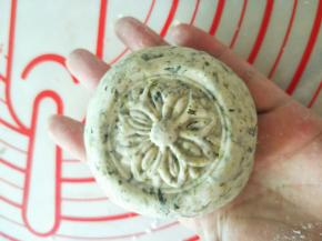 也可以稍微按扁。再用模具印花花。成品1