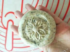也可以稍微按扁。再用模具印花花。成品1
