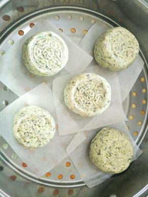 把印好的一一放入蒸笼里，大火烧水开了。放上蒸笼。蒸个15-20分钟就可以关上了