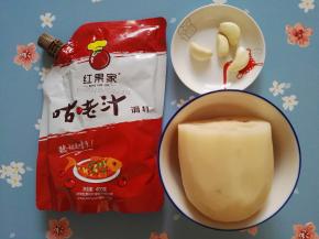 1、准备好原料：蒜和藕、咕咾汁，藕我已经削去皮了。