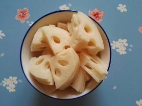 2、藕切成片，片要切得薄一些哦，这样更容易成熟、入味。