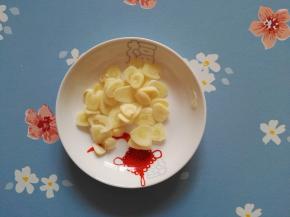 5、蒜切成片备用。