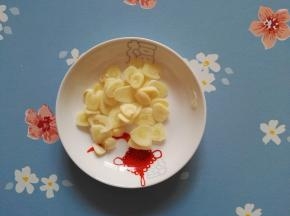 5、蒜切成片备用。