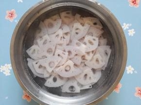 4、焯好的藕片捞出，用凉水过一下，要想藕的颜色洁白，不变色，切好后，泡在水里倒点醋就可以。