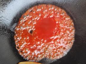 6、锅中少许油，将咕咾汁倒入小火慢熬。