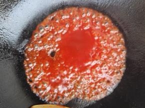 6、锅中少许油，将咕咾汁倒入小火慢熬。