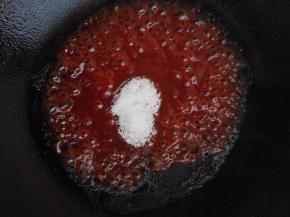 7、7咕咾汁浓稠时，加入白糖，熬至白糖熔化。