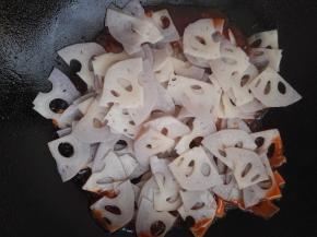 8、白糖熔化后，加入藕片，翻炒。