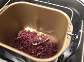 面包机内加入适量的油