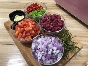 蒜切碎，其它材料全部切丁