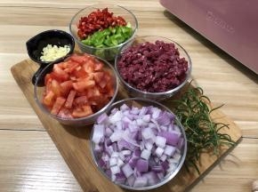 蒜切碎，其它材料全部切丁