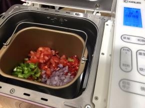 把切好成丁的材料全部码进面包机内