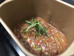 翻炒结束加入新鲜的迷迭香