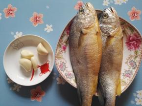 1、准备好原料：小黄鱼，蒜。小黄鱼我买的是冷冻的，要挑新鲜的鱼买哦。