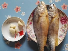 1、准备好原料：小黄鱼，蒜。小黄鱼我买的是冷冻的，要挑新鲜的鱼买哦。