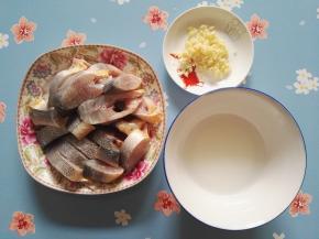 3、原料来个小集合吧，切好的小黄鱼段，蒜切碎，水淀粉，我用的是玉米淀粉。