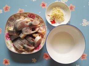 3、原料来个小集合吧，切好的小黄鱼段，蒜切碎，水淀粉，我用的是玉米淀粉。