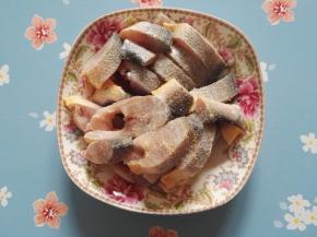 4、黄鱼段用盐和胡椒粉抓匀，腌制5分钟。