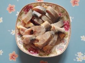 4、黄鱼段用盐和胡椒粉抓匀，腌制5分钟。