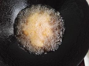 5、锅中倒入食用油，待油烧至5成熟时，下入鱼段中火炸制，当鱼段定型时再翻动，否则造成鱼肉破碎，这是鱼肉的第一次炸制。