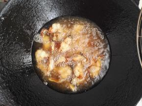 6、在进行第二次复炸时，开大火油温上升后，放入鱼段炸20秒左右，鱼段的颜色变成金黄色，捞出。