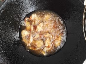 6、在进行第二次复炸时，开大火油温上升后，放入鱼段炸20秒左右，鱼段的颜色变成金黄色，捞出。