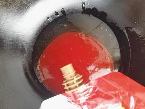 7、换口锅，锅内少许油，将咕咾汁倒入，小火慢慢熬制。