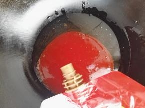 7、换口锅，锅内少许油，将咕咾汁倒入，小火慢慢熬制。