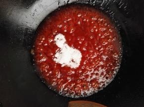 8、咕咾汁越来越浓稠，加入白糖，继续熬制。甜和酸的口感要看自己的口味来调。