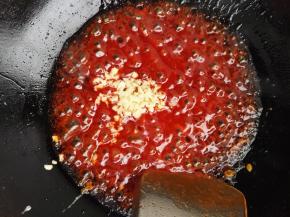 10、加入蒜碎，搅拌均匀，这时蒜香味也散发出来了。