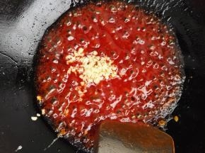 10、加入蒜碎，搅拌均匀，这时蒜香味也散发出来了。