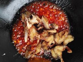 11、倒入鱼段后轻翻勺，让糖醋汁均匀地裹在鱼段上，装盘上桌。