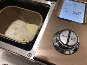 除了黄油之外，所有材料都投进面包机
启动和面功能选择20分钟