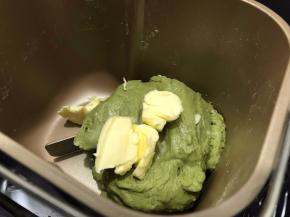 加入黄油继续揉至可以拉出薄而且有弹性的薄膜
揉好的面团是596克