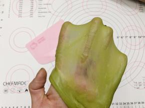 揉至扩展状态可拉出簿膜即可