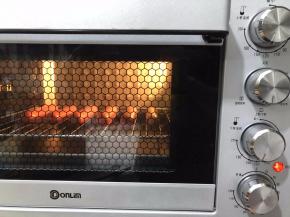 热狗送进烤箱，不用预热上下火130度10分的